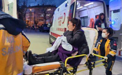 Ağlayan bebeğini sakinleştirmeye çalışırken iki çocuğa çarptı